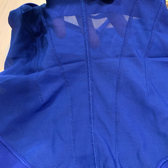 Lululemon exquisite mesh tank 8 EUC - Picture 9 of 10